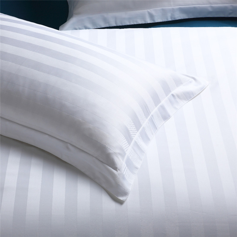 Bagaimana untuk menghilangkan kesan darah pada helaian putih?