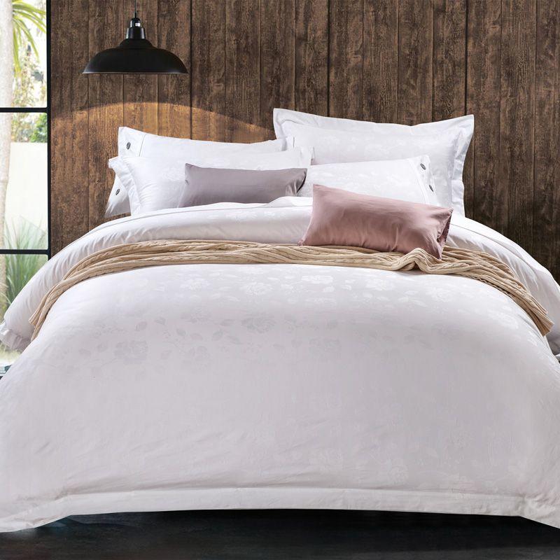 Bagaimana untuk membersihkan cadar putih hotel?